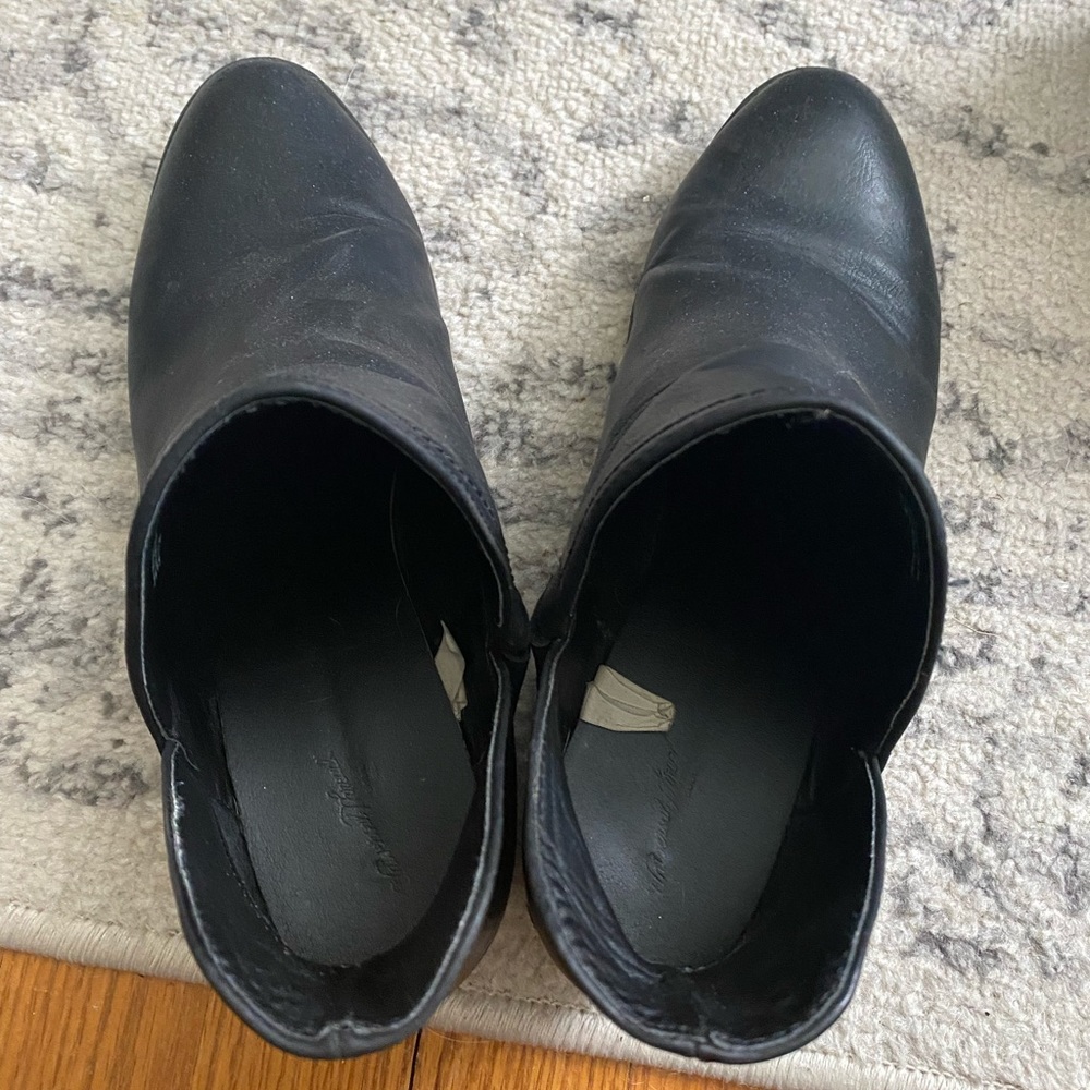 2 pair Universal Thread boots - Picture 2 of 8